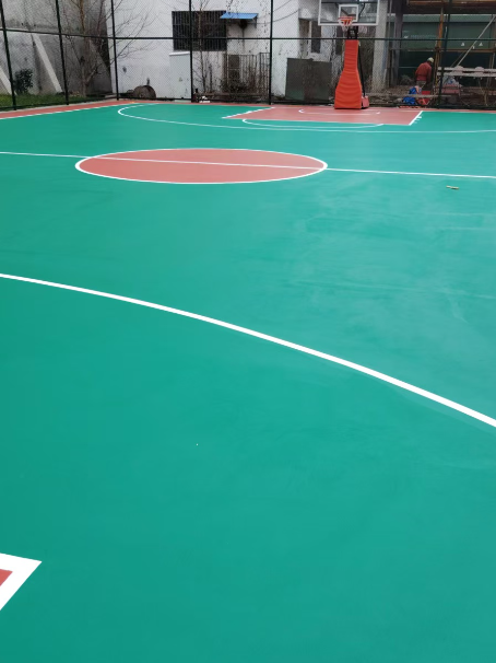 崆峒 球场长期使用易出现地面开裂